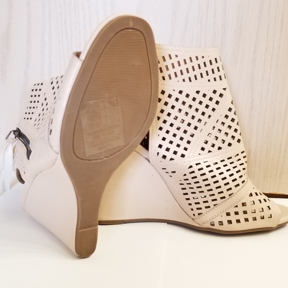 Yoki Tan Heeled Ankle Booties Women's 7.5 - Picture 4 of 5